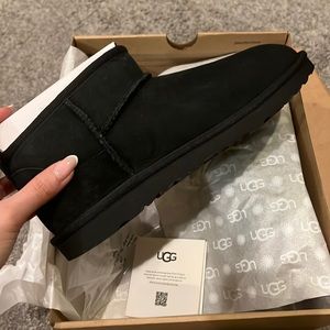 Ugg Ultra Minis - black - size 6 in Kids / women’s 8